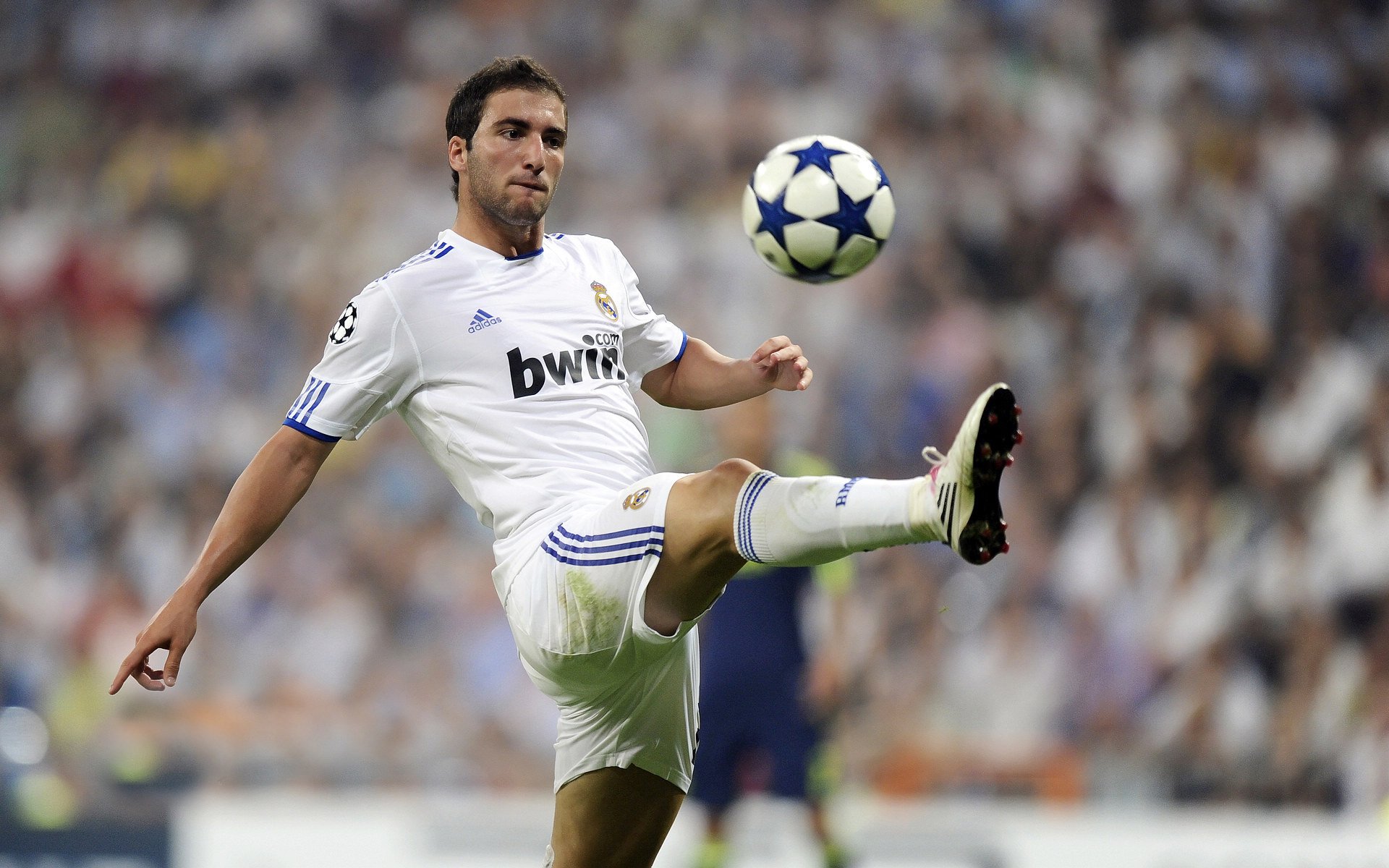 浓眉30+五连击，湖人鏖战公牛惊险续命